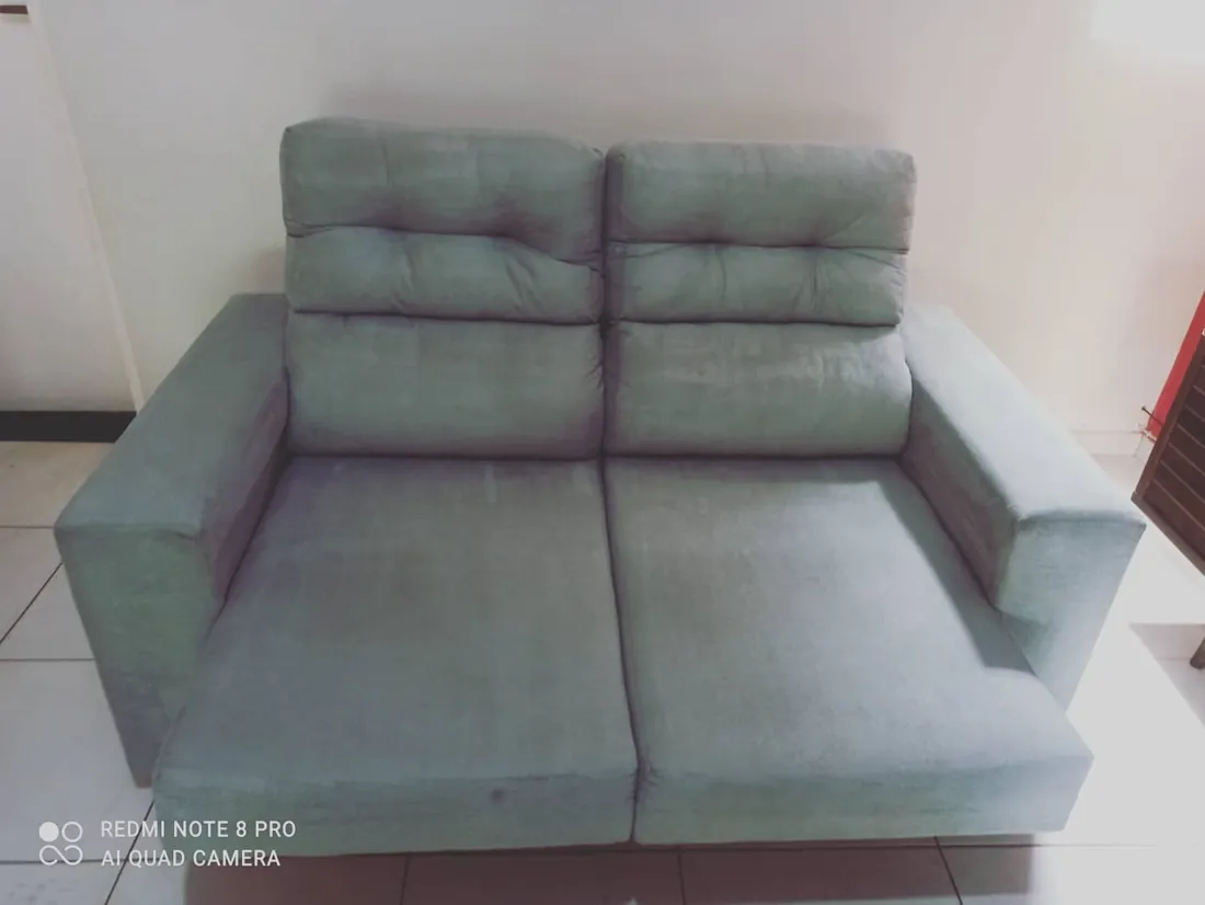 Sofá de tecido claro depois da higienização