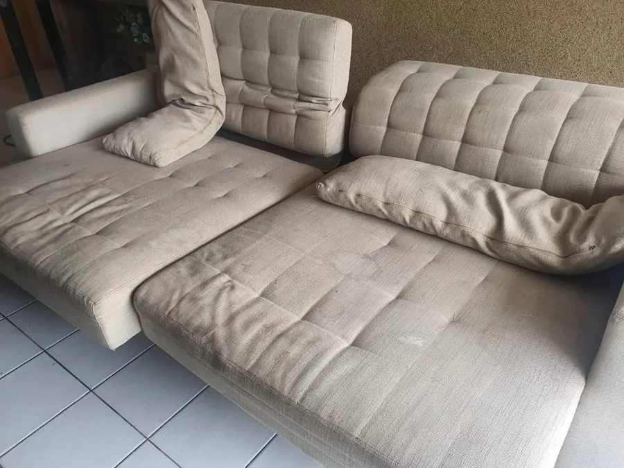 Sofá de canto em tecido claro antes da limpeza