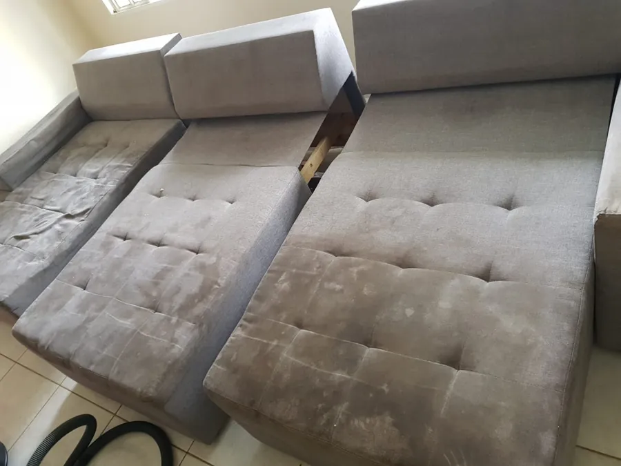 Sofá retrátil cinza antes da limpeza