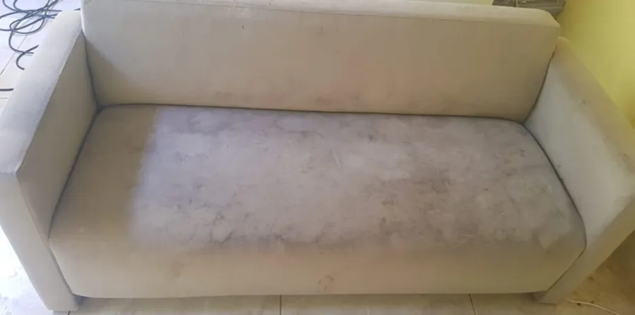 Sofá em tecido claro antes da limpeza