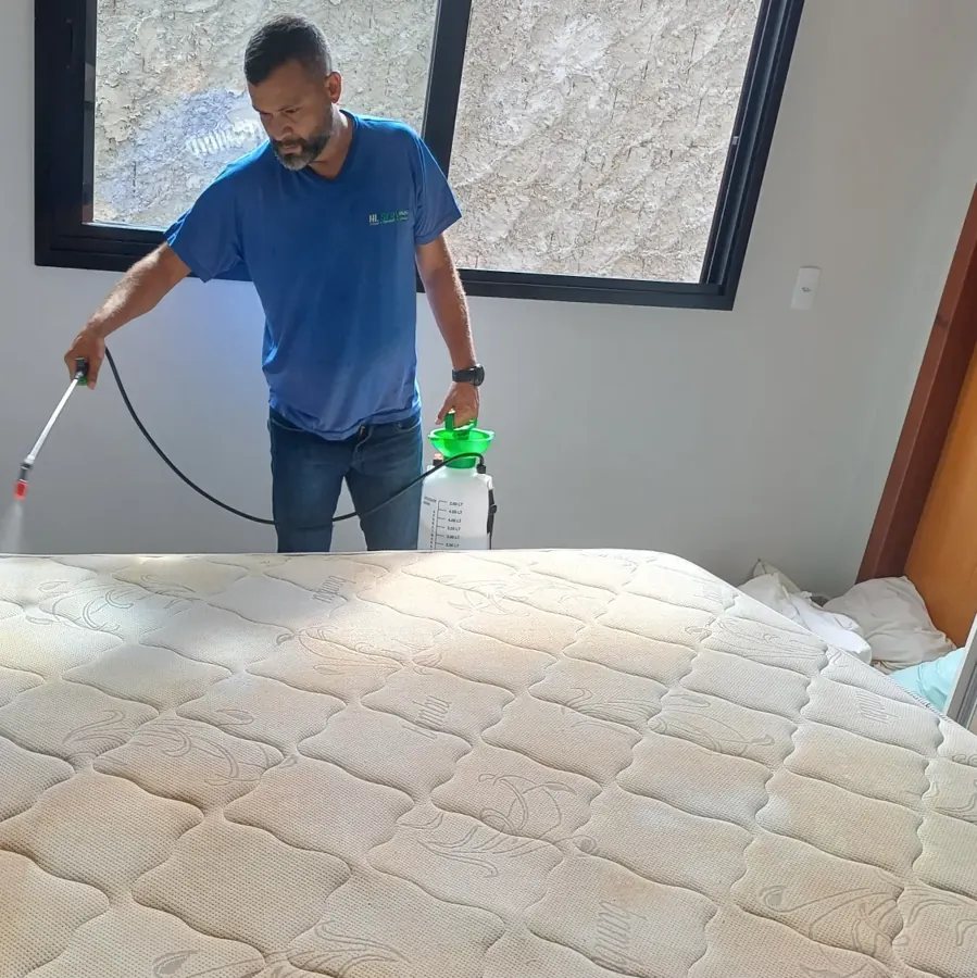 Profissional da HL Service higienizando um colchão