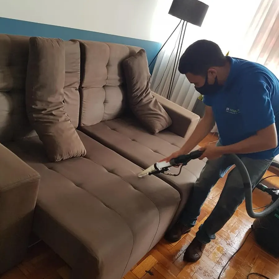 Higienização de sofá com extratora na casa do cliente